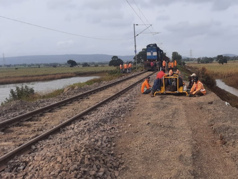 Repair of 900 meter tracks in Miraj-Kolhapur section completed in 5 days; Undo the track washed away by the rain | मिरज - कोल्हापूर सेक्शनमधील ९०० मीटर रुळांची दुरुस्ती ५ दिवसांत पूर्ण; पावसामुळे वाहून गेलेला ट्रॅक पूर्ववत