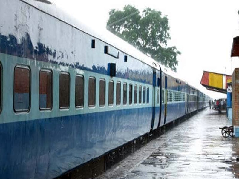 Heavy rains hit Nashik-Mumbai railway traffic | जोरदार पावसाचा नाशिक-मुंबई रेल्वे वाहतूकीला फटका