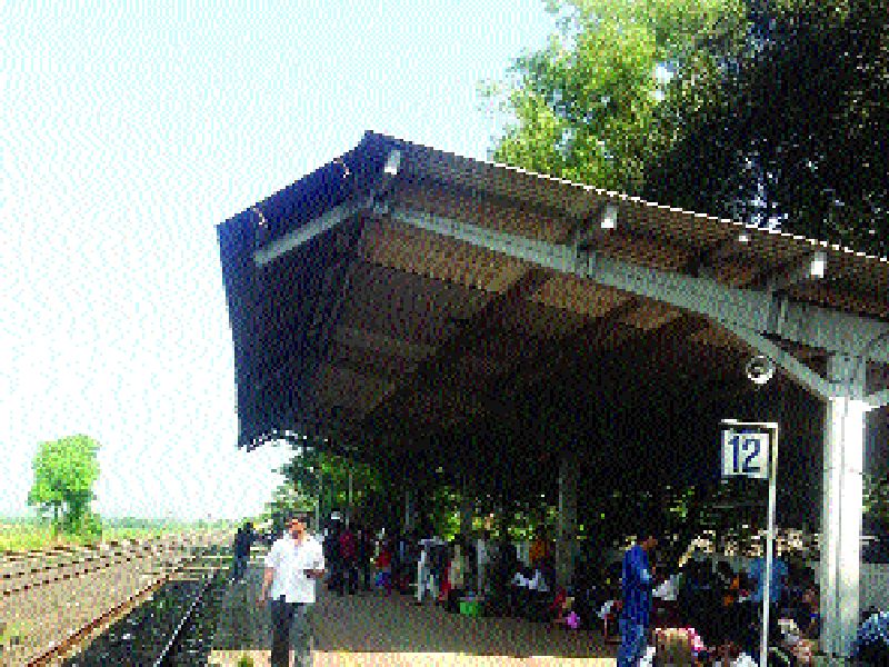 Coach locator stationed at Parbhani railway station | परभणीच्या रेल्वेस्थानकावर बसविले कोच लोकेटर