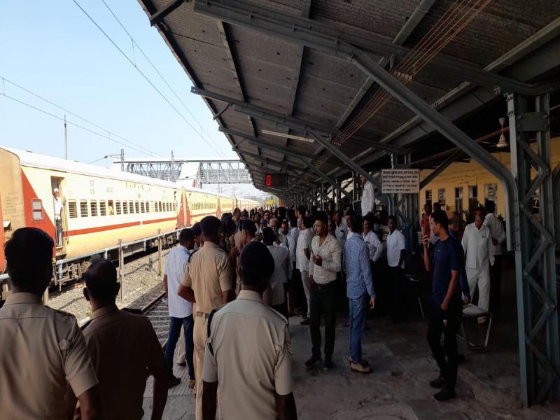 Pune Miraj Express will now halt at Neera This movement was successful without coming down on the railway track | पुणे मिरज एक्सप्रेस आता नीरेत थांबणार; रेल्वे रुळावर न उतरता हे आंदोलन यशस्वी