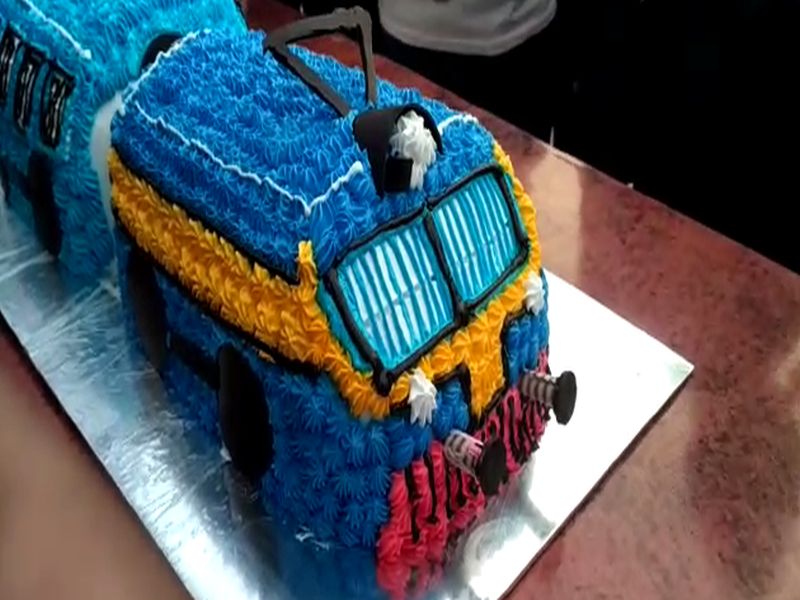 Nashik: Passengers celebrate the 43rd birthday of Panchavati Express | नाशिकमधील प्रवाशांनी जल्लोषात साजरा केला पंचवटी एक्स्प्रेसचा 43वा वाढदिवस 