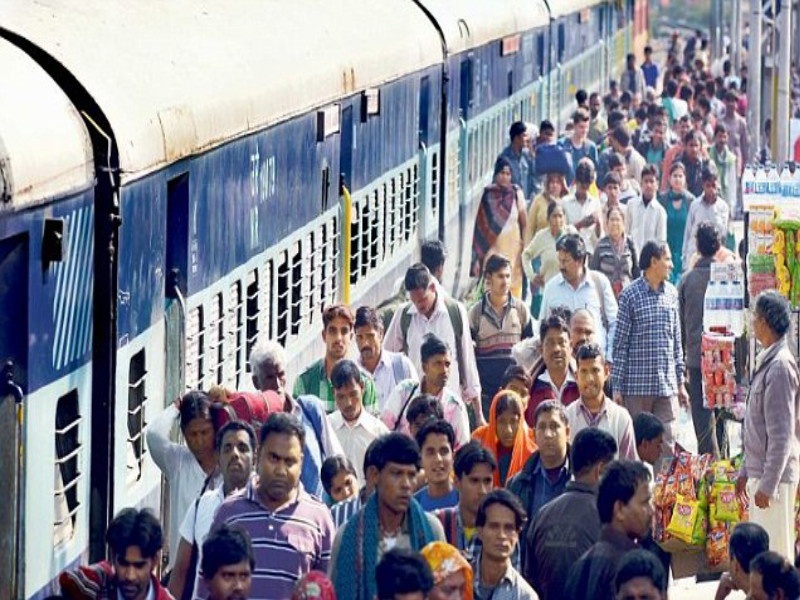 Increase the number of without train passengers | विना तिकीट प्रवास करणाऱ्या रेल्वे प्रवाशांच्या संख्येत वाढ