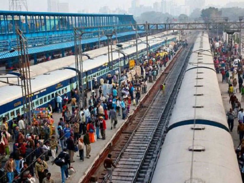 Indian Railways: Platform ticket price Rs 50, explanation from Railways | Indian Railways : प्लॅटफॉर्म तिकिटाची किंमत 50 रुपये, रेल्वेकडून स्पष्टीकरण