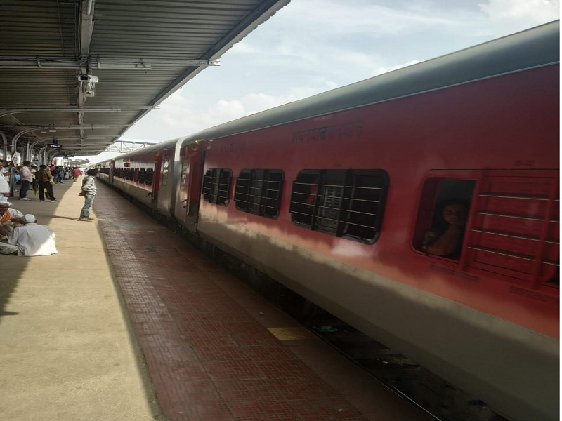 Sachkhand Express Enter's with 'LHB' coaches at Aurangabad | ‘एलएचबी’ डब्यांसह सचखंड एक्स्प्रेस स्थानकात दाखल