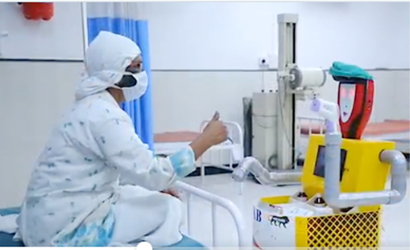 Good News; Robot performs fever, pulse and oxygen tests of patients. | Good News; रोबोट करतोय रूग्णांची ताप, नाडी अन् ऑक्सिजन  तपासणी..