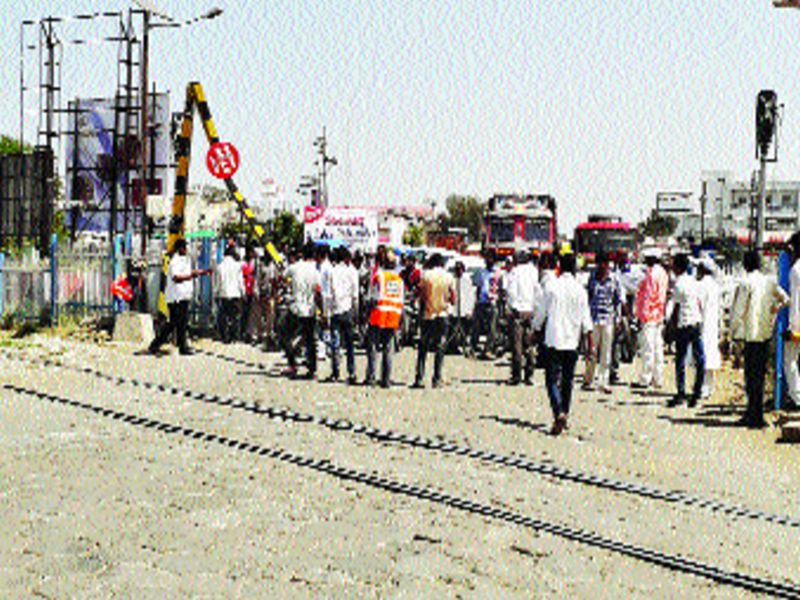 The railway gate breaks and S. T. Suicide, the driver filed a complaint | रेल्वेचे गेट तोडून एस. टी. सुसाट, चालकावर गुन्हा दाखल