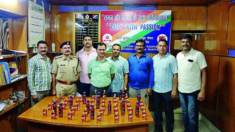 618 bottles of alcohol seized at Nagpur railway station | नागपूर रेल्वेस्थानकावर दारूच्या ६१८ बॉटल जप्त