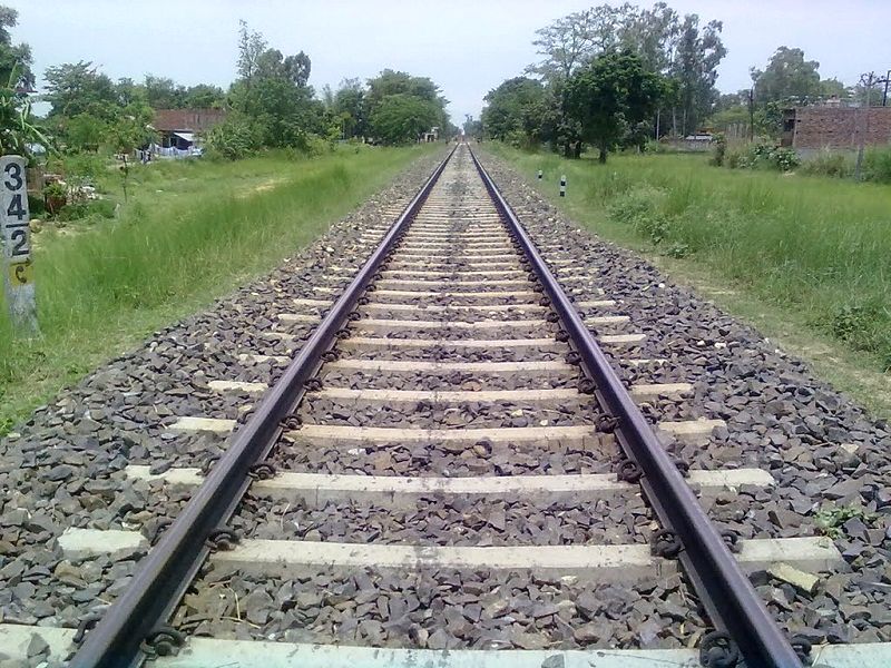 One death at Kamshet near railway line | धावत्या मालगाडी खाली सापडून एकाचा मृत्यू