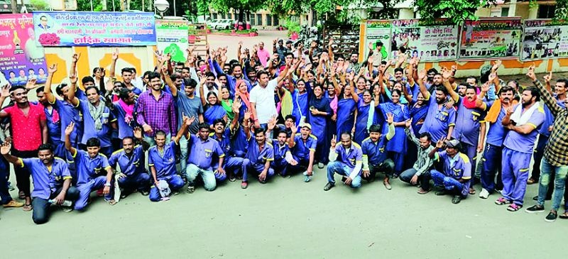 Railway sweepers agitation in Nagpur | नागपुरात रेल्वेच्या सफाई कामगारांनी केले कामबंद आंदोलन 