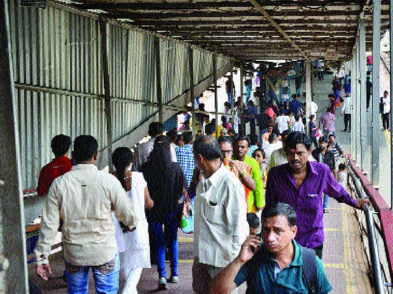 Due to the narrow bridges, the passengers of Dharavi, with the help of these suitors | अरुंद पुलामुळे प्रवाशांची घुसमट, अपु-या सोईसुविधांमुळे रुग्णांसह धारावीकरांचे हाल