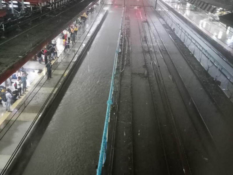 Water seeped into Pune station area; The rails at the stations are under water | Heavy Rain: पुणे स्टेशन परिसरात शिरले पाणी; स्थानकांवरील रूळ पाण्याखाली