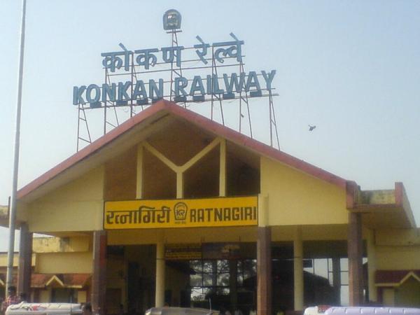 Storm cancels six trains on Konkan railway line | वादळामुळे कोकण रेल्वे मार्गावरील सहा गाड्या रद्द