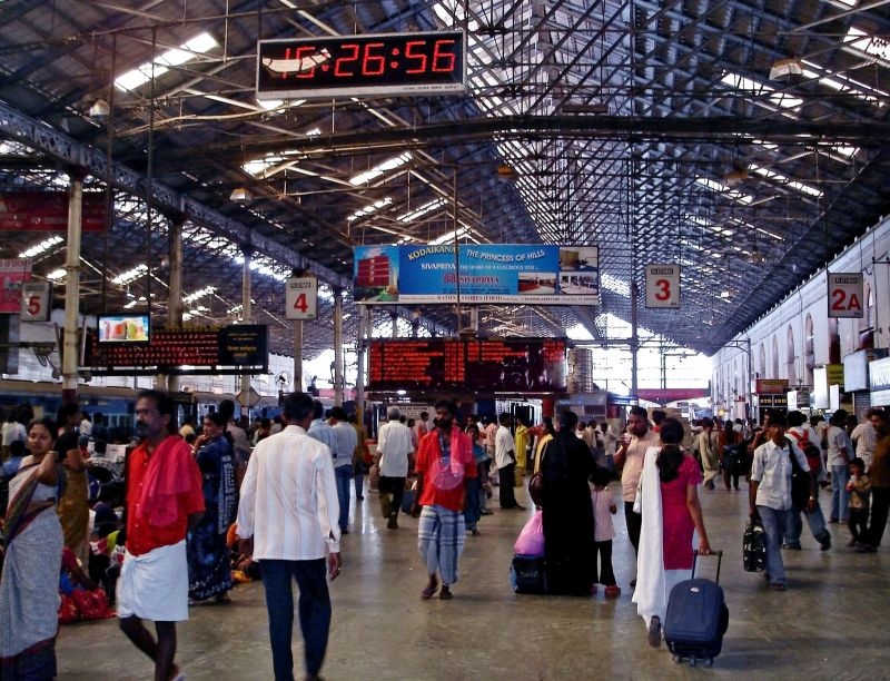 arrive at least 20 min ahead in railway stations just like airports | ट्रेन पकडण्यासाठी आता 20 मिनिटं आधी स्टेशनवर जावं लागणार; अन्यथा... 