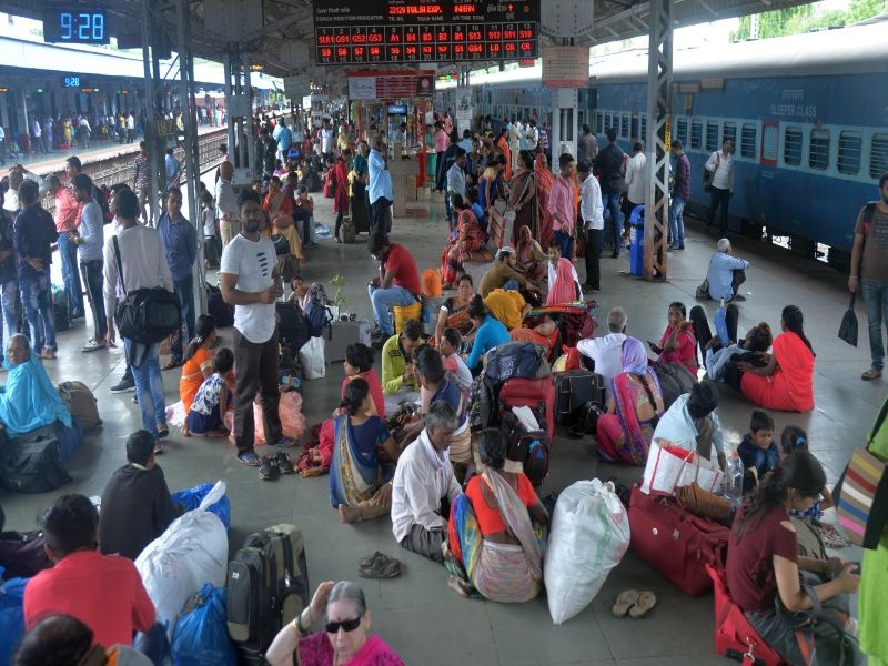 Canceled on Nashik Road in Mumbai; Passengers' journey is lost | मुंबईकडे जाणाऱ्या रेल्वे नाशिकरोडवरून रद्द; प्रवाशांचा प्रवास खोळंबला