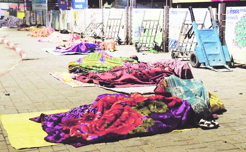 Night curfew in Solapur; Passengers sleep on the road; Spatial only openly | सोलापुरात रात्रीची संचारबंदी; प्रवाशांची झोप रस्त्यावर; स्थानिक मात्र खुलेआम