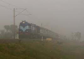 19 trains running through Nagpur, 'Late' due to fog | नागपूर मार्गे धावणाऱ्या १९ रेल्वेगाड्या धुक्यामुळे ‘लेट’