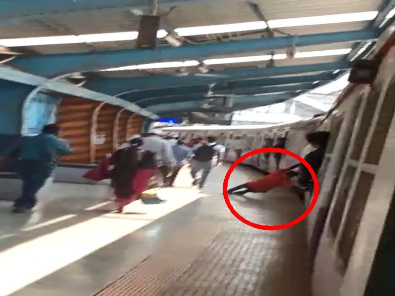Video: Rectified in locals; Type of incident at Sandhurst Road station in Harbor | Video:लोकलमध्ये पुन्हा माकडचाळे; हार्बरच्या सँडहर्स्ट रोड स्थानकावर घडला प्रकार