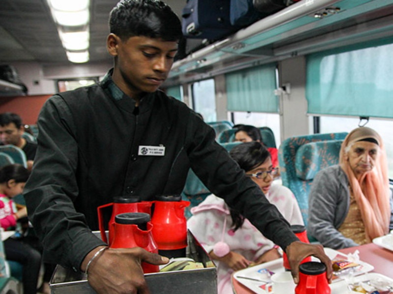 A cup of tea costs Rs 70 on the train | ...ही तर प्रवाशांची लूट! रेल्वेत एक कप चहासाठी मोजावे लागतात ७० रुपये