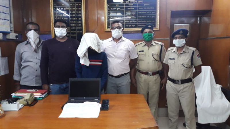 Broker arrested for blackmailing railway tickets in Nagpur | नागपुरात रेल्वे तिकिटांचा काळाबाजार करणाऱ्या दलालास अटक