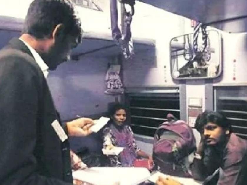 Fake TC who was checking tickets of passengers in train arrested | रेल्वेत प्रवाशांचे तिकीट तपासणाऱ्या तोतया टीसीला अटक, गर्दीचा उठवत होता फायदा