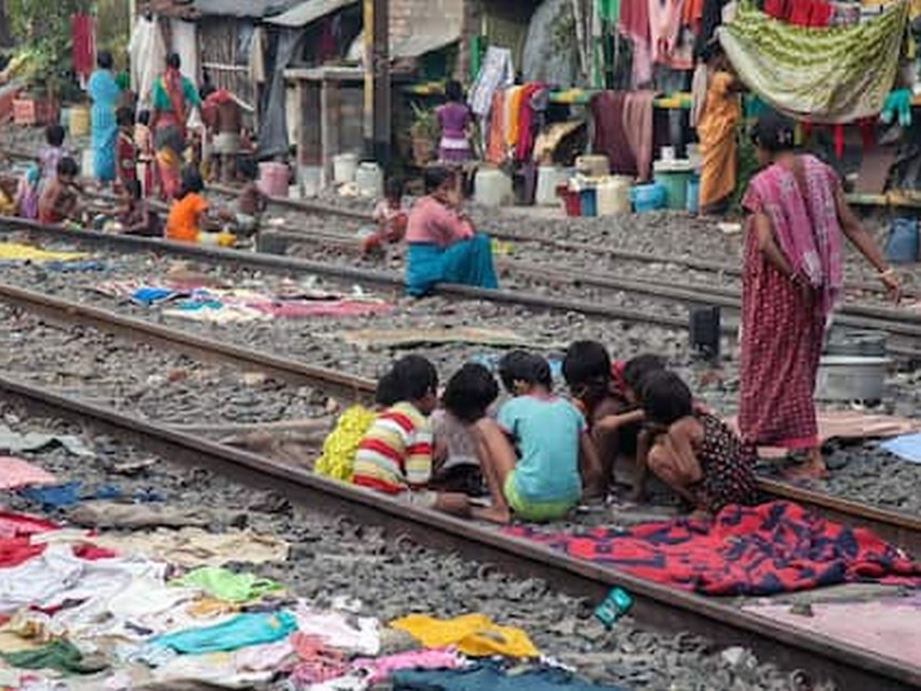 railway issues notice 48000 slums to vacate by 14 september | रेल्वे रुळाशेजारील 48 हजार झोपडपट्ट्यांना कोर्टाची नोटीस, 14 सप्टेंबरपर्यंत रिकामी करण्याचे निर्देश