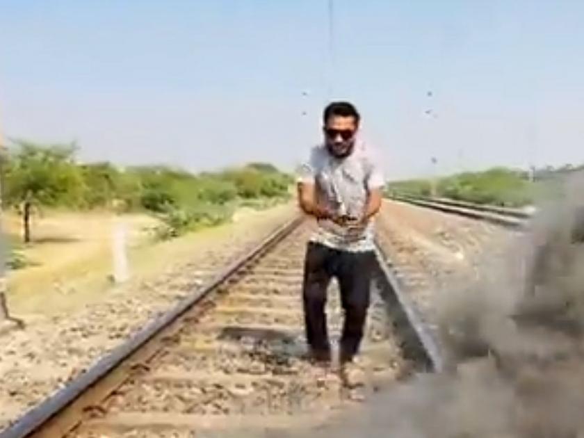 U-Tuber bursts firecrackers on the railway tracks, netizens beat, even the railway did not leave! | यू-ट्युबरने रेल्वे ट्रॅकवर फटाके फोडले, नेटिझन्सनी झोडले, रेल्वेनेही नाही सोडले! 