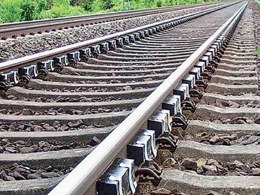 why there are stones laid between railway track know the interesting reason | Indian Railway: रेल्वे रुळांच्या मधोमध का टाकलेली असते खडी? यामागे दडलीय एक रंजक गोष्ट