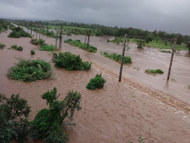 heavy rains in Badlapur The railway line is also gone under water | बदलापुरात मुसळधार पाऊस; रेल्वे रूळ देखील पाण्याखाली