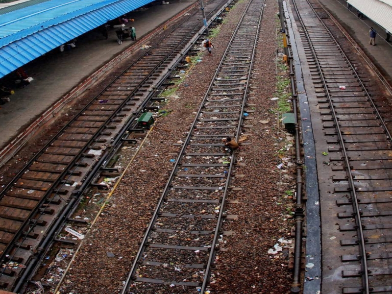 Death of old man in running a train at Jalana | जालन्यात धावत्या रेल्वेतून पडून वृध्दाचा मृत्यू