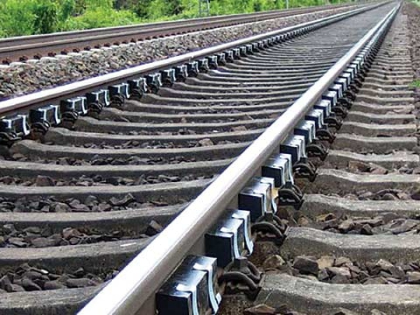 Financial crisis loses patience n mother- daughter comes on railway track for suicide | आर्थिक संकटाने संयम सुटला अन् आत्महत्येसाठी मायलेकी रेल्वेरुळावर बसल्या