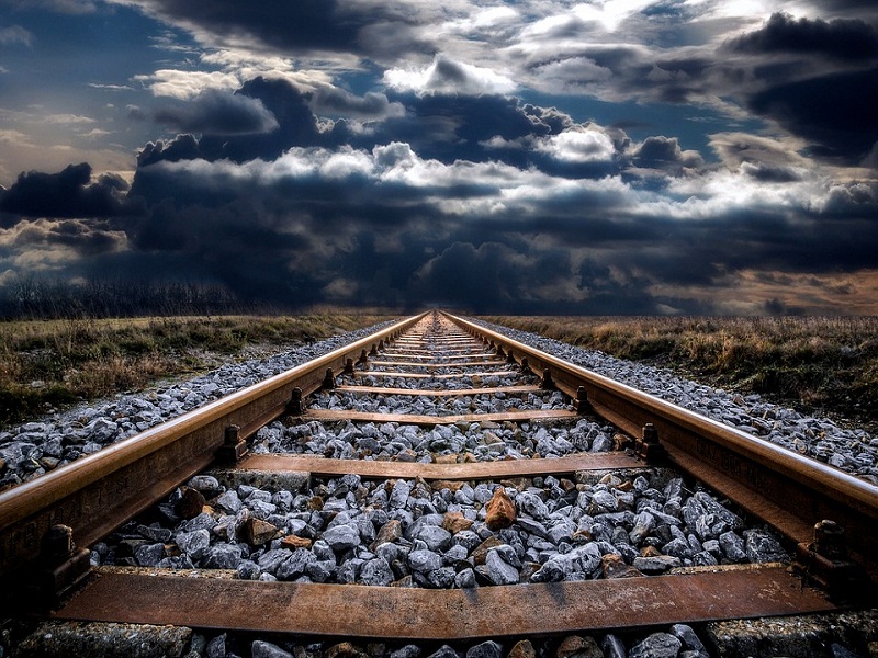 Accident or suicide? The two, who were sitting on the tracks, were hit by a train | अपघात की आत्महत्या? रुळावर बसलेल्या दोघांच्या रेल्वेच्या धडकेत उडाल्या ठिकऱ्या