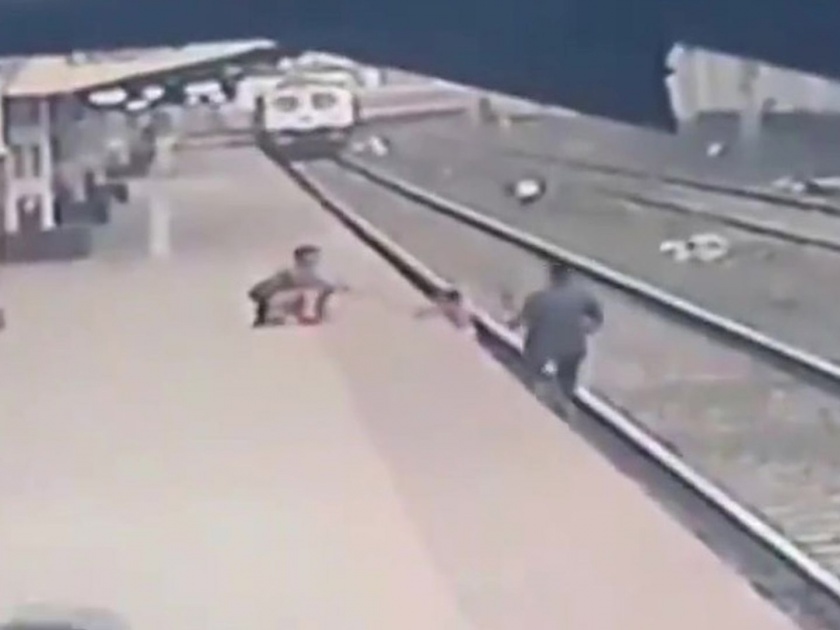 Pointsman saves child from getting crushed under train in vangani | क्षणभर मलाही भीती वाटली, पण...; भरधाव ट्रेनसमोरून चिमुकल्याला वाचवणाऱ्या जिगरबाज तरुणानं सांगितला थरार