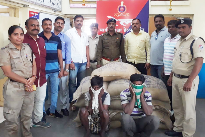 Solapur railway security force caught both of them stealing rice bags | सोलापूर रेल्वे सुरक्षा बलाच्या जवानांनी तांदळाची पोती चोरणाºया दोघांना पकडले 