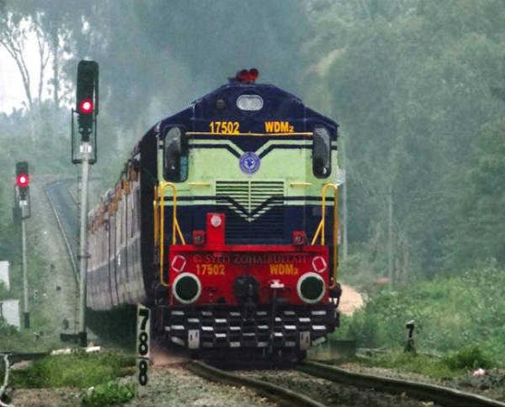 Sindhudurg: Pran survived by a railway employee | सिंधुदुर्ग : रेल्वे कर्मचाऱ्याने वाचवले चिमुकल्याचे प्राण