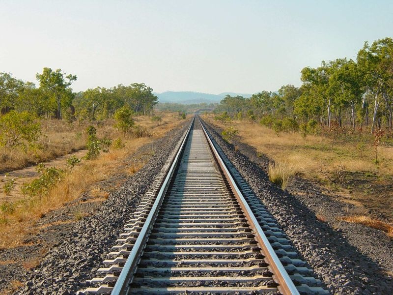 Rail travel by building black ribbons | काळ्या फिती बांधून रेल्वे प्रवास