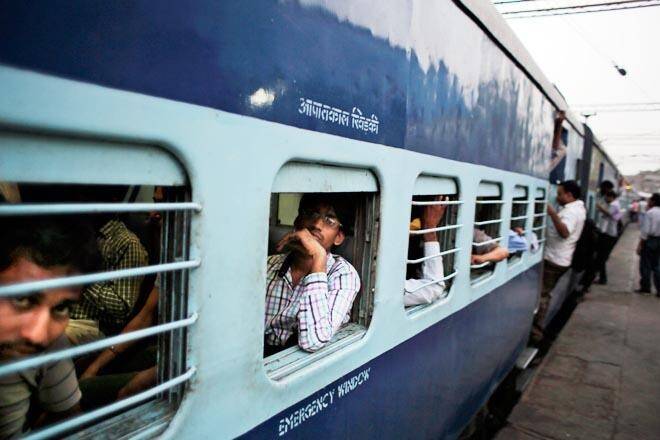 Passenger travel by train without RTPCR; Ignorance by Nagpur station | आरटीपीसीआर न करता प्रवाशांचा रेल्वेत प्रवास; नागपूर स्टेशनवर हयगय