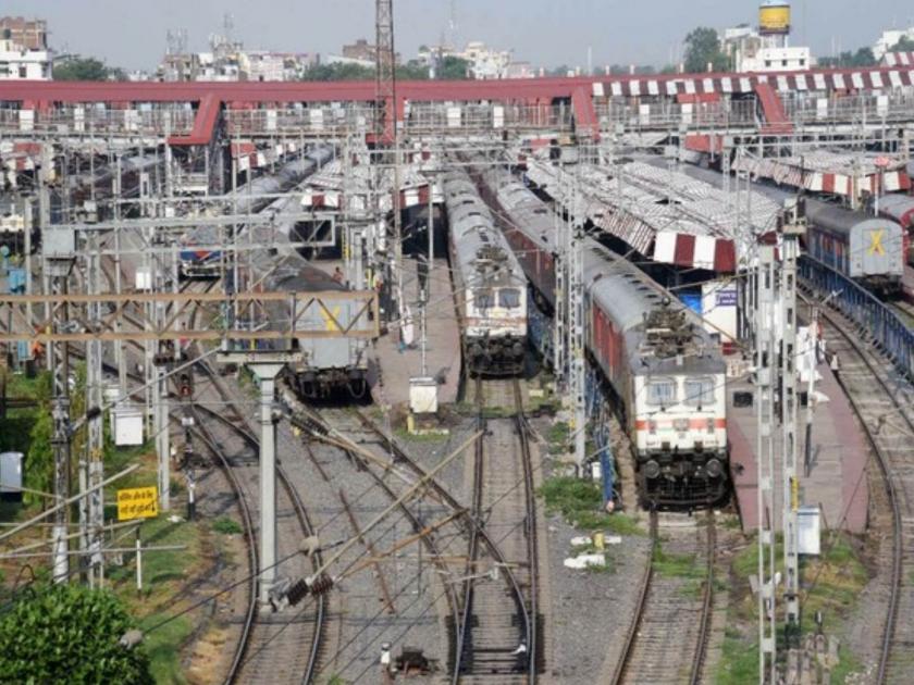 about 300 crore earned by selling engines by railway department in mumbai | जुनं ते सोनं ! इंजिन्स, रुळ विकून कमावले ३०० कोटी