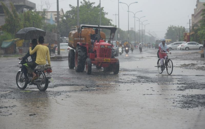 Rain begin again after two week gap in Nagpur | नागपुरात दोन आठवड्यापासून दडी मारलेल्या पावसाची पुन्हा  दमदार ‘एन्ट्री’