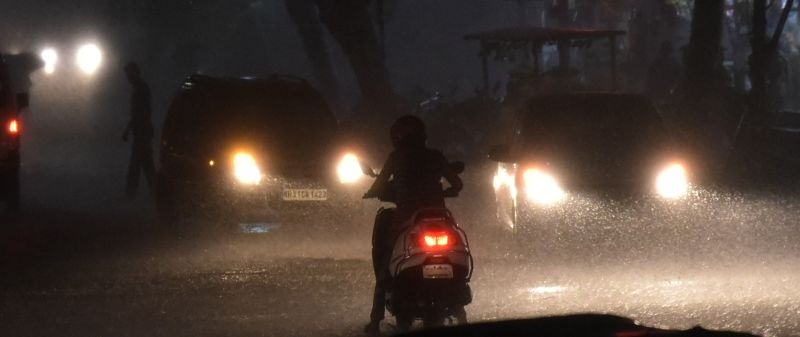 Strong entry of monsoon in Nagpur: roads, gutters filled with rain water | नागपुरात मान्सूनची दमदार एन्ट्री : रस्ते, नाले तुडुंब