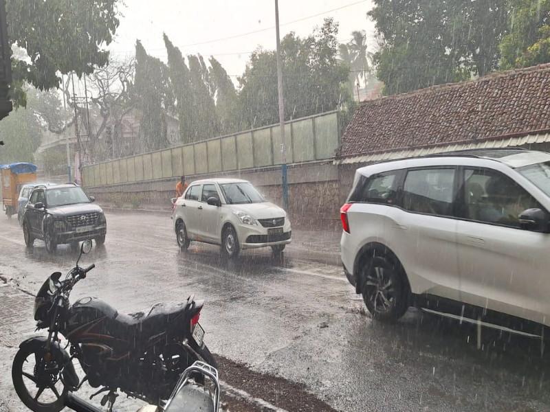 Thunder and lightning in Pune Heavy rain started with strong wind | पुण्यात ढगांचा गडगडाट अन् विजांचा कडकडाट; वादळी वाऱ्यासोबतच जोरदार पावसाला सुरुवात
