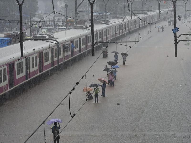 Latest Mumbai Rain, Maharashtra Rain live Update News in Marathi | Mumbai Rain Live Updates : कुर्ला स्थानकातून ठाण्यासाठी विशेष लोकल सुटली