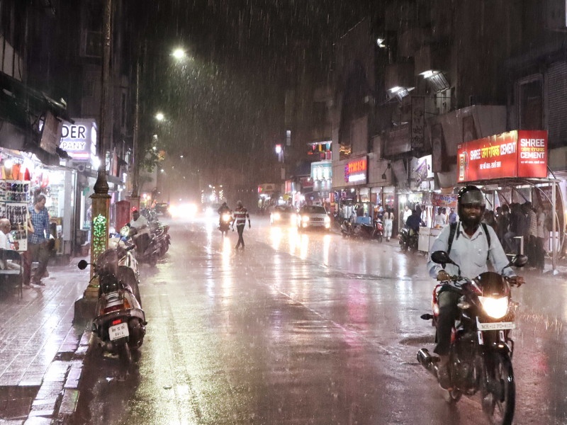 It rained only in summer Gusty wind and rain with lightning in Pune city | Pune Rain: ऐन उन्हाळ्यातच बरसला; पुणे शहरात सोसाट्याचा वारा अन् विजांच्या कडकडाटासह पाऊस