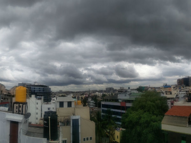 Cloudy weather in Pune rains in Indapur Baramati | पुण्यात ढगाळ वातावरण, तर इंदापूर, बारामतीला पावसाने झोडपले...!