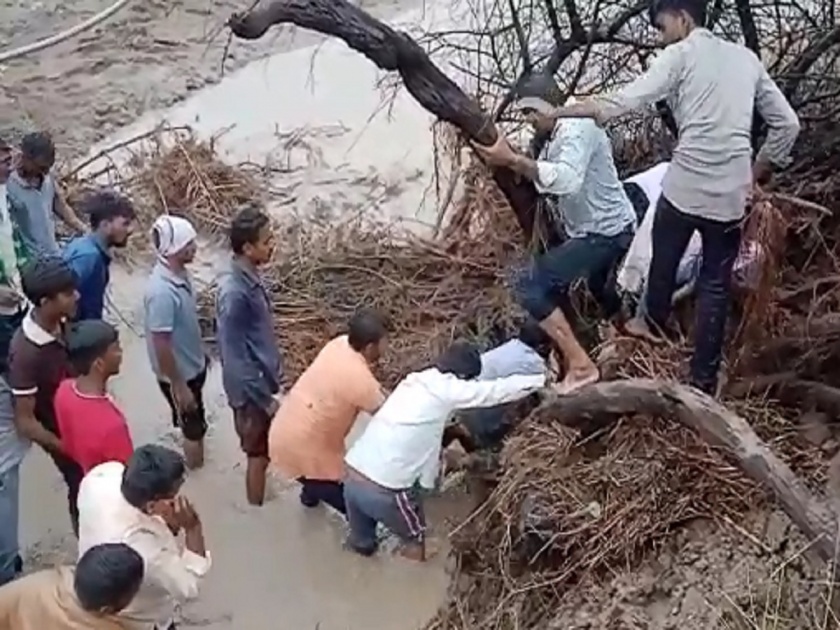 The bullock cart overturned in flood at Kannad, the bodies of one women, girl were found, the girl disappeared | पाऊस ठरला काळ ! पुरात मजुरांची बैलगाडी उलटली, दोघींचे मृतदेह सापडले, मुलगी गायब