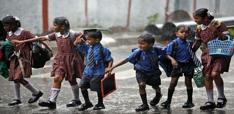 After Two months of season no rainkot to school student in pimpri | पावसाचे दोन महिने संपले अद्याप रेनकोट नाही : महापालिका प्रशासनाची उदासिनता