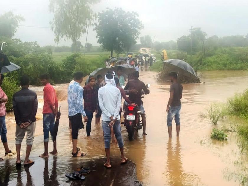 Heavy rain in Parbhani district; Water in rivers and streams, traffic on three roads stopped | परभणी जिल्ह्यात दमदार पाऊस; नदी-ओढ्यांना पाणी, तीन मार्गावरील वाहतूक ठप्प
