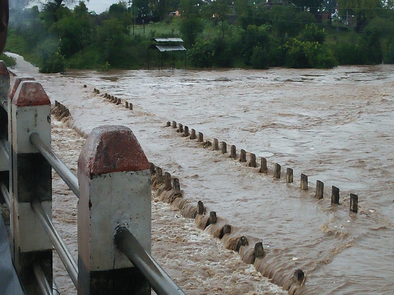 Excessive rainfall in the Silode Taluka; Water flowed into the habitat, the highway flowed | सिल्लोड तालुक्यात अतिवृष्टी; वस्तीत पाणी शिरले, महामार्ग वाहून गेला 