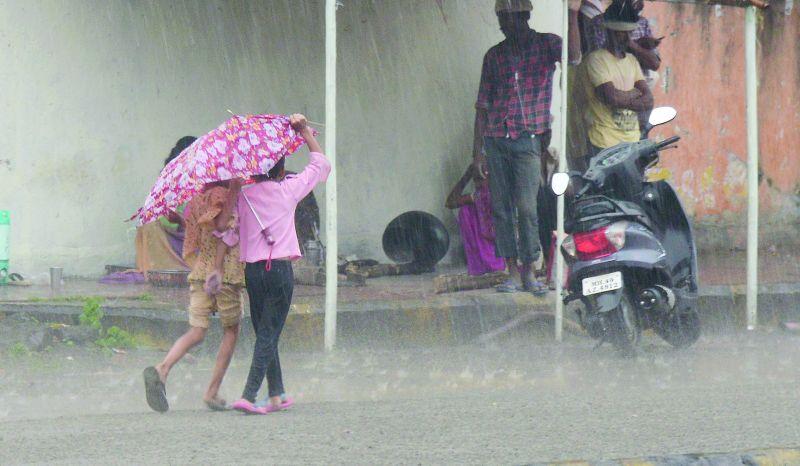 Rainfall disrupts Diwali shopping in Nagpur | नागपुरात दिवाळीच्या खरेदीत पावसाचे विघ्न
