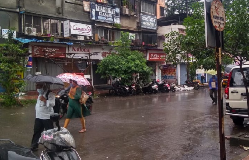 The rains lashed the city of Dombivli, disrupting the planning of the servants | Mumbai Rain Update : जोरदार पावसाने डोंबिवली शहराला झोडपले, चाकरमान्यांचे नियोजन कोलमडले