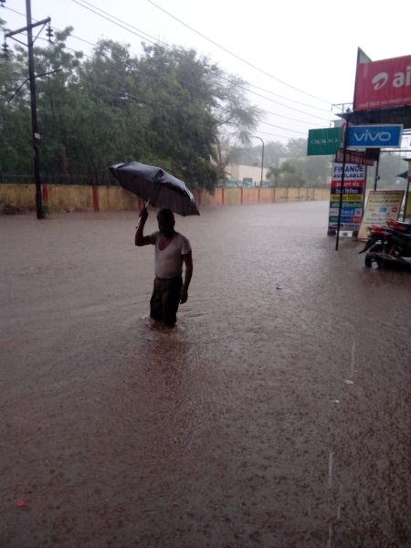 Half an hour of rain washed away Nagpur | अर्ध्या तासाच्या पावसाने नागपूरला धुतले